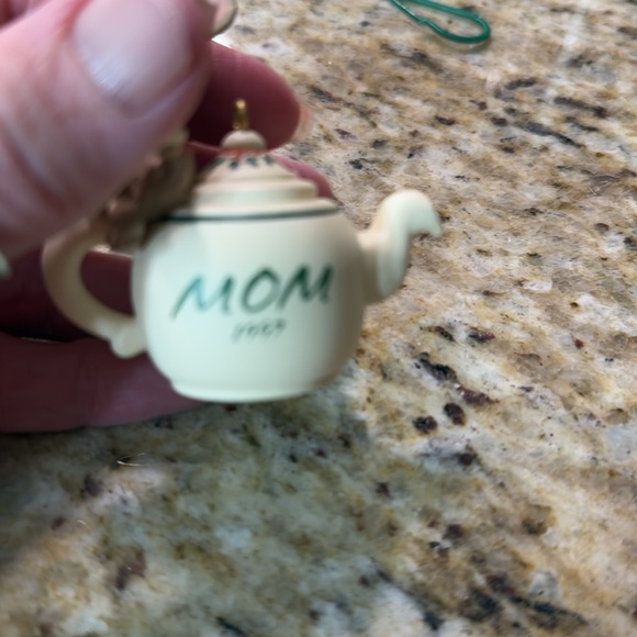 Vintage 1997 Hallmark Keepsake Christmas Ornament Mouse on Teapot Mom 1997 - Picture 11 of 11